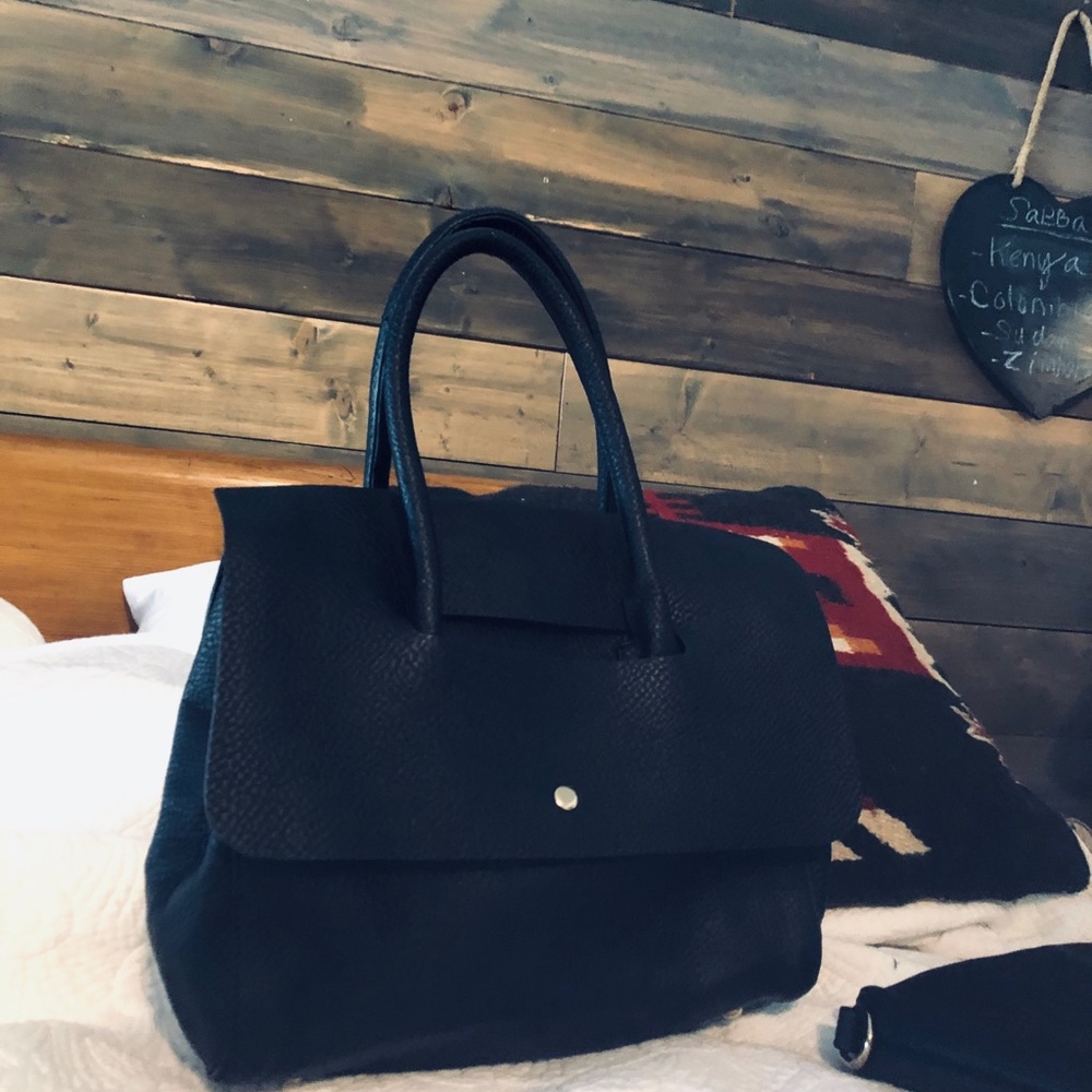 Black purse 👜 (no name)